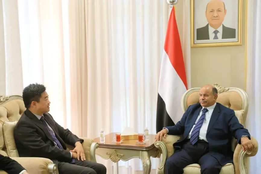الخنبشي يبحث مع دبلوماسي صيني تعزيز الشراكة التجارية والاستثمارية في حضرموت